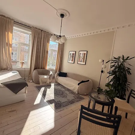 Lovely With Two Large Bedrooms Nearby Opera, Vis A Vis Botanical Garden